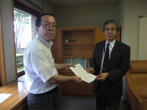 山下副学長と古泉外商本部長（今井書店）